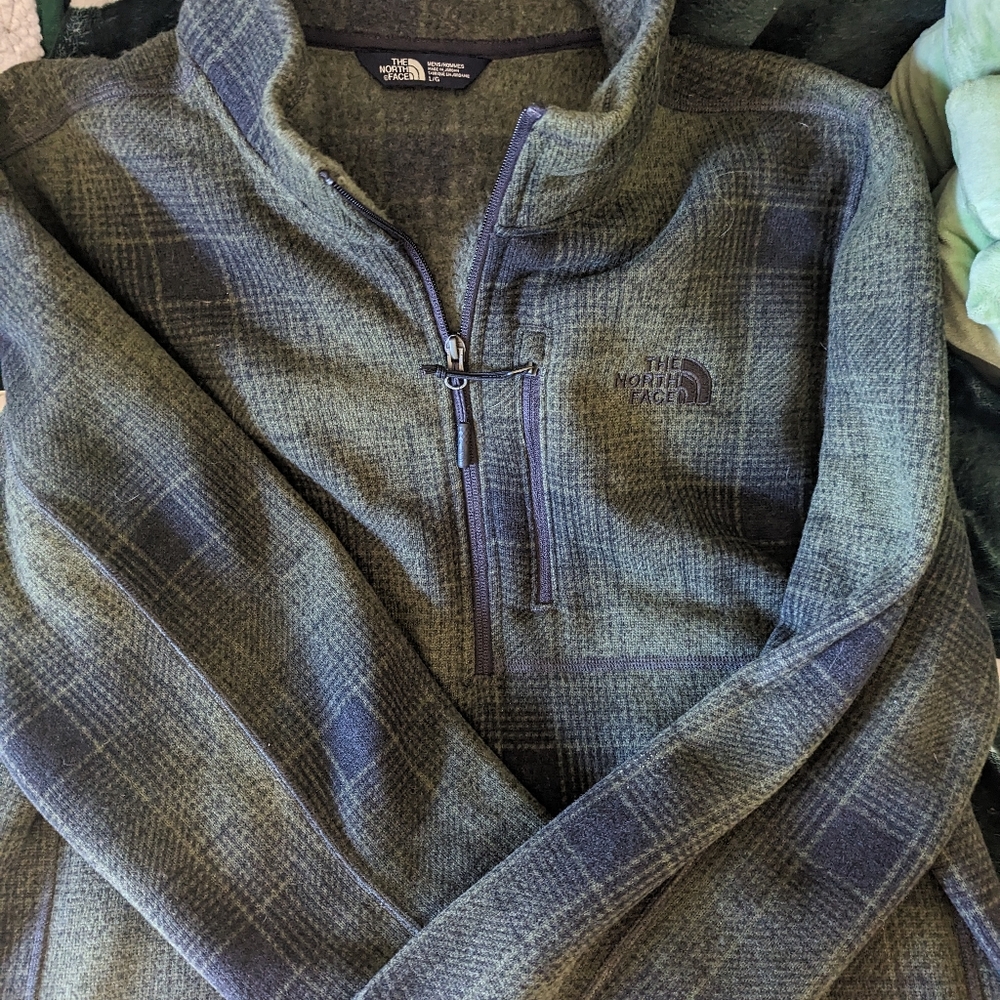 Men's North Face half-zip pullover, size Large